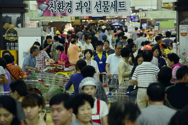 A market is packed on Sunday with customers getting ready to celebrate the Chuseok holiday this week. (Park Hae-mook/The Korea Herald)