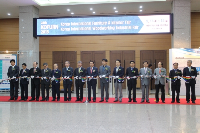 Southeast Asian envoys, including Thai Ambassador to South Korea Kittiphong na Ranong (sixth from left) and ASEAN Korea Center General Secretary Chung Hae-moon (seventh from left) prepare to cut the ribbon in an opening ceremony for the Korea International Furniture and Interior Fair 2013 at the Korea International Exhibition Center in Goyang, Gyeonggi Province on Wednesday. (Philip Iglauer/The Korea Herald)