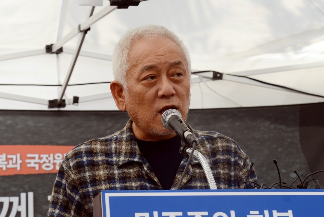 Demorcratic Party chairman Rep. Kim Han-gil holds a press conference at the party's makeshift office in Seoul Plaza on Sunday. (Chung Hee-cho/The Korea Herald)