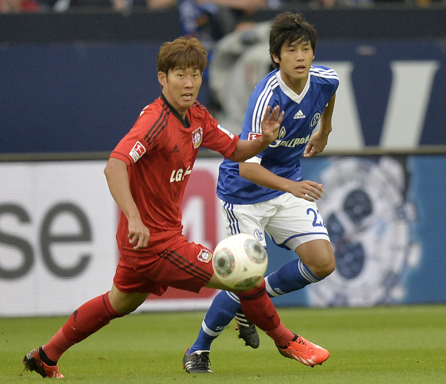 Son Heung-min (left) has started on the left wing in all five of Leverkusen’s Bundesliga matches this season. (AP-Yonhap News)