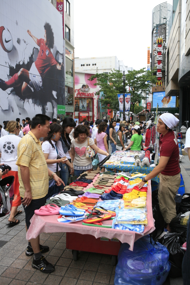 Chinese tourists shop in Myeong-dong, a popular shopping district in Seoul. (KTO)