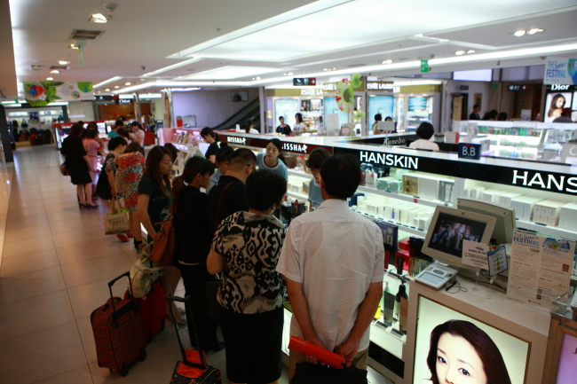 Chinese tourists shop for duty-free Korean beauty products at the Lotte Duty Free COEX store in Samseong-dong, Seoul. (KTO)