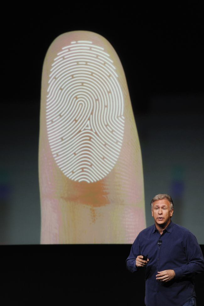 Philip Schiller, senior vice president of worldwide marketing at Apple Inc., introduces a new iPhone 5S during a product announcement in Cupertino, California, Sept. 10. (Bloomberg)