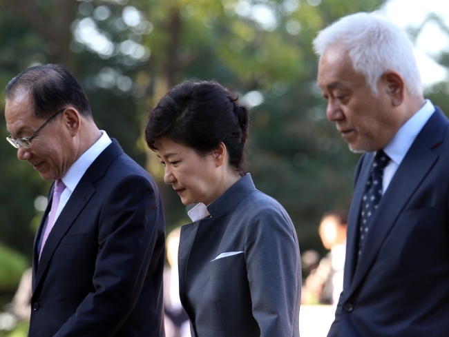 박근혜 대통령과 황우여 새누리당 대표, 김한길 민주당 대표가 16일 오후 국회 사랑재에서 열린 여야 대표 회담을 마치고 사랑재를 나서고 있다. (연합뉴스)