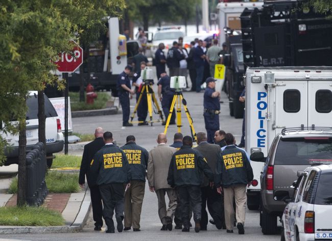 Police conduct an investigation into a shooting at the Navy Yard in Washington, DC, Monday. (AFP-Yonhap News)