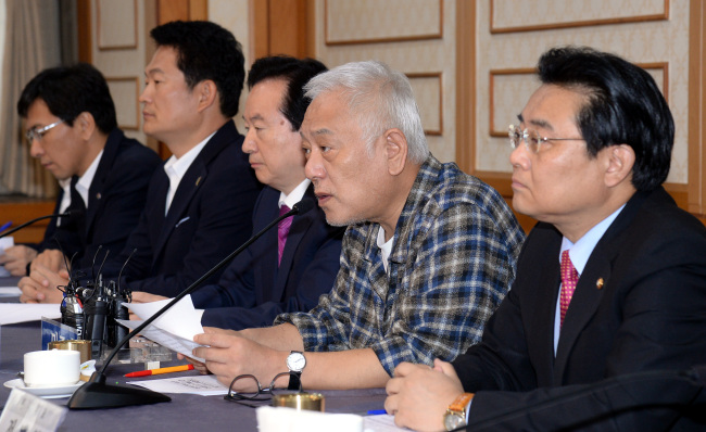 Democratic Party chairman Kim Han-gil (second from right) speaks at a meeting with local government chiefs including Incheon Mayor Song Young-gil (second from left) at the National Assembly on Tuesday to discuss troubled free child care programs and the central government’s plans to cut acquisition taxes which would affect local government revenues. (Ahn Hoon/The Korea Herald)