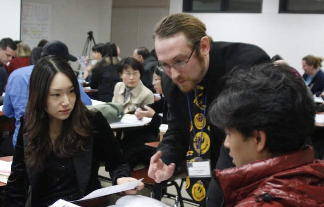 Peadar Callaghan leads a workshop at a previous Seoul KOTESOL event. (KOTESOL)