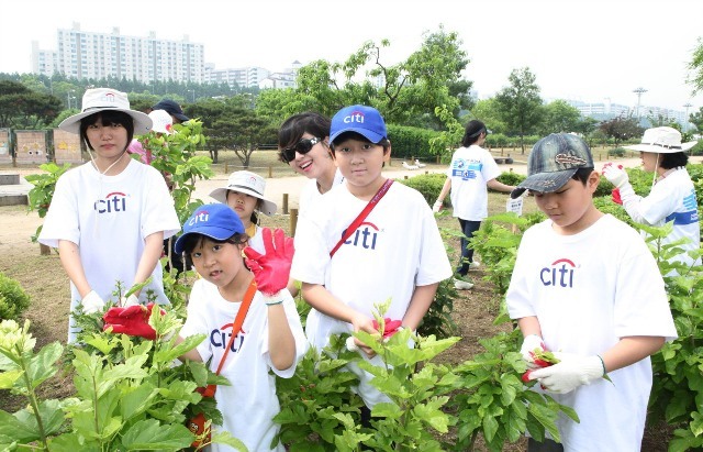 Citibank Korea officials and their families clean the riverside of the Hangang River as part of their monthly Citibank environmental protection campaign in Seoul. (Citibank Korea)