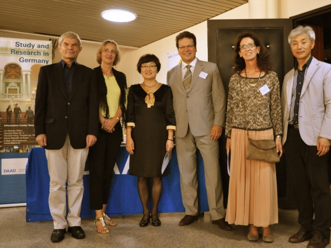 German Ambassador to South Korea Rolf Mahael (left) and other participantspose for a group photo during PASCH Fest at Kyunggi Girls’ High School in southern Seoul on Sept. 14. (Christine Barteczko)