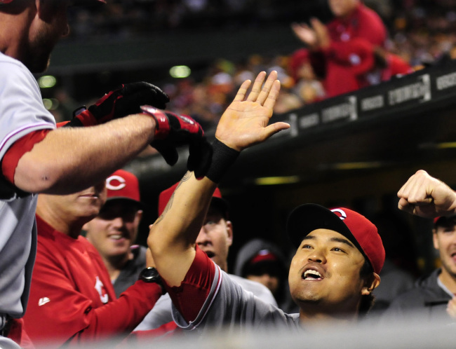 Cincinnati Reds center fielder Choo Shin-soo (right) high fives Zack Cozart following his solo homer in the second inning against the Pittsburgh Pirates at PNC Park in Pittsburgh on Saturday. (UPI-Yonhap News)