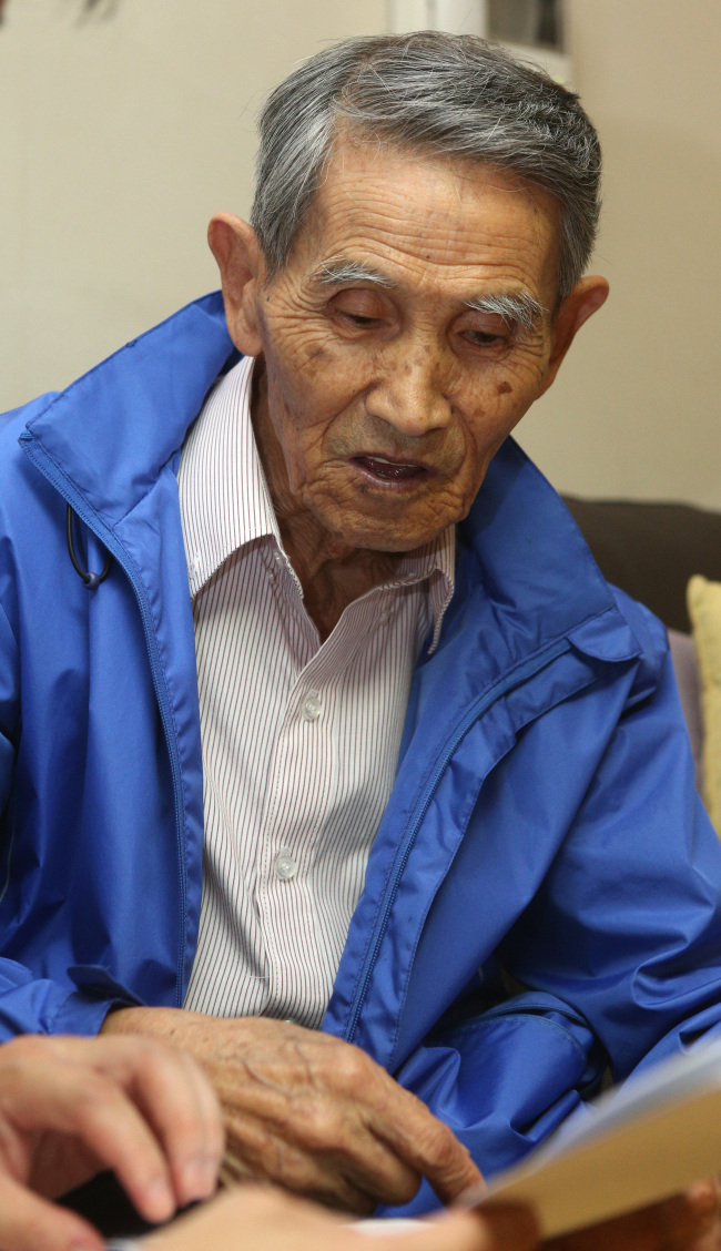 Kang Neung-hwan, one of the 96 individuals picked to reunite with their loved ones in North Korea, expresses frustration at his home in Seoul on Saturday after Pyongyang postponed the reunions set for Sept. 25-30 at Mount Geumgangsan. (Yonhap News)