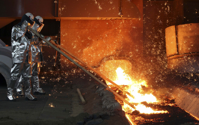 Hyundai Steel employees work at its third blast furnace in Dangjin, South Chungcheong Province, which was launched on Sept. 14. (Hyundai Steel)