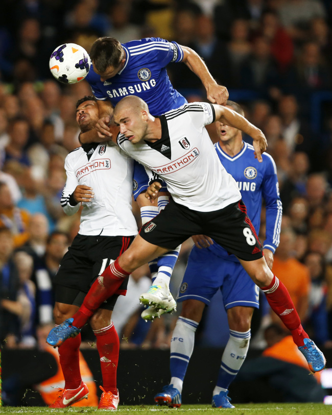 John Terry (top) of Chelsea heads the ball during the Barclays Premier League match between Chelsea and Fulham at Stamford Bridge Stadium in London on Saturday. (Xinhua-Yonhap News)