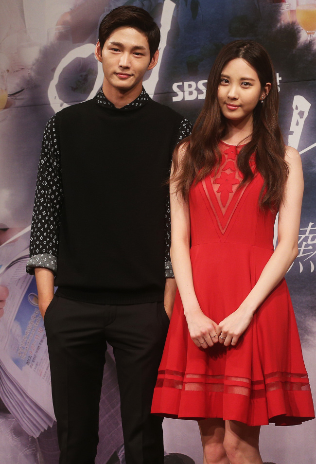 Actor Lee Won-geun and Seo Joo-hyun, also known as Girls’ Generation member Seohyun, pose at a press conference in Seoul on Monday for the upcoming SBS television series “Hot Love.” (Yonhap News)