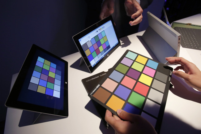 A color checker chart (right) is used to demonstrate the color accuracy of a new Surface 2 tablet computer in New York on Monday. (AP-Yonhap News)