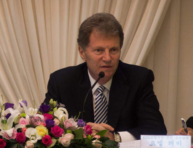 KBS Symphony Orchestra music director Yoel Levi speaks during a press conference in Seoul on Tuesday. (Yonhap News)