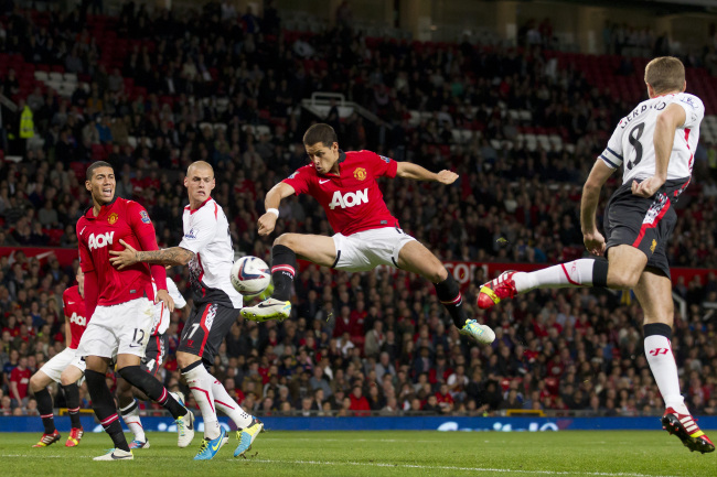 Manchester United’s Javier Hernandez scores against Liverpool on Wednesday. (AP-Yonhap News)