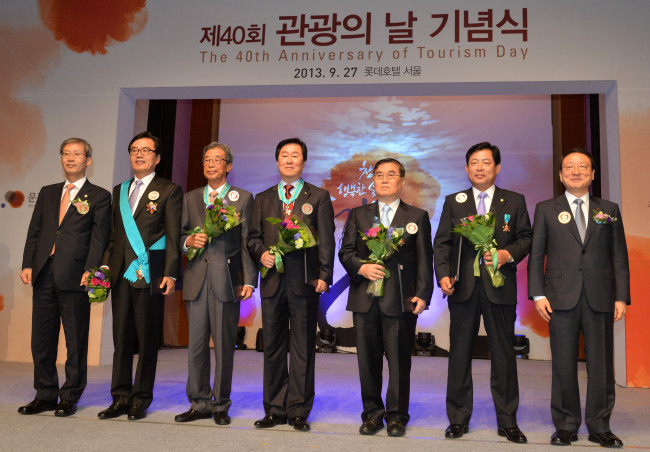 Vice Culture Minister Cho Hyun-jae (far left) and order of merit recipients for the 40th Anniversary of Tourism Day pose after being acknowledged for their contribution to the development of the Korean tourism industry at Lotte Hotel Seoul on Friday. The award recipients included (from second to left) Park Sang-hwan, CEO of Hana Tour; Lee Seok-myeong, CEO of Dongma; Kim Nam-chul, general manager of Wooyang Industry and Development’s Gyeongju branch; Cha Myung-suk, CEO of Look Korea Tour; Shin Yu-cheol, head of the Gyeonggi Province Tourism Association; and Nam Sang-man, head of the Korea Tourism Association. (Lee Sang-sub/The Korea Herald)