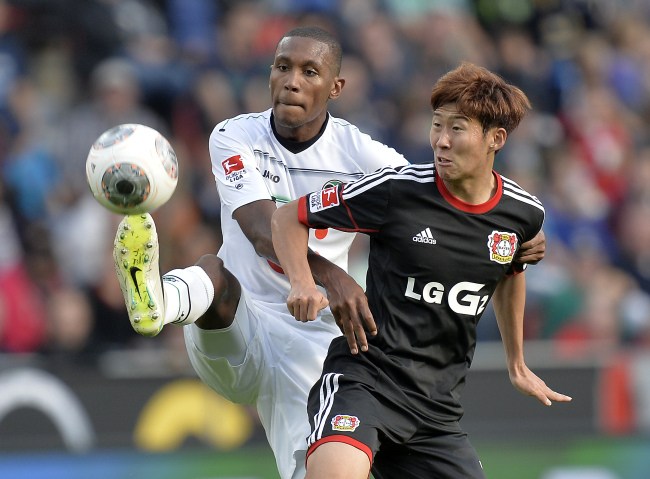 Bayer Leverkusen’s Son Heung-min (right) and Hannover’s Marcelo challenge for the ball on Saturday. (AP-Yonhap News)