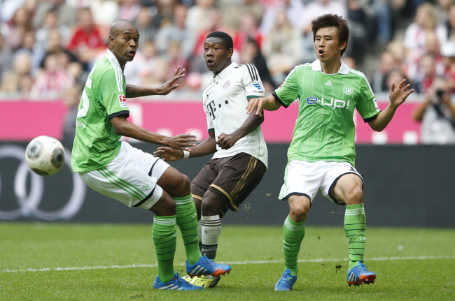 Wolfsburg’s Koo Ja-cheol (right) looks to control the ball against Bayern. (AP-Yonhap News)