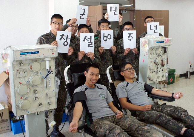 Soldiers of the 6th Division, 5th Corps of the Army donate blood in the corps’ blood donation relay involving 6,000 soldiers. (Army 6th Division)