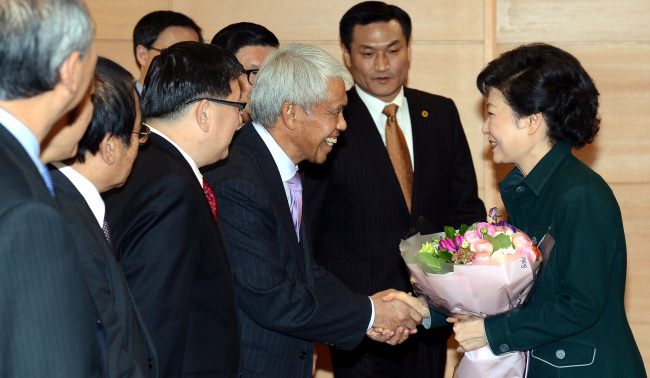 Bruneian Ambassador to South Korea Dato Haji Harun Ismail greets President Park Geun-hye during a meeting with envoys from Southeast Asia at Cheong Wa Dae in January. (The Korea Herald file photo)