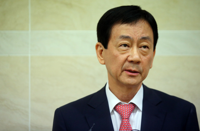 Minister of Health and Welfare Chin Young talks with reporters at a building in Seoul on Sunday (Yonhap News)