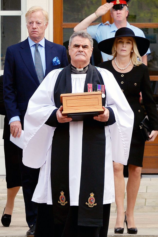 Rev. Richard Whittington carries an oak casket with the ashes of former British Prime Minister Margaret Thatcher at the Royal Hospital Chelsea on Saturday. (AFP-Yonhap News)