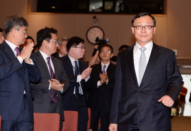 Outgoing Prosecutor General Chae Dong-wook attends his retirement ceremony at the Supreme Prosecutors’ Office in Seoul on Monday. (Ahn Hoon/The Korea Herald)