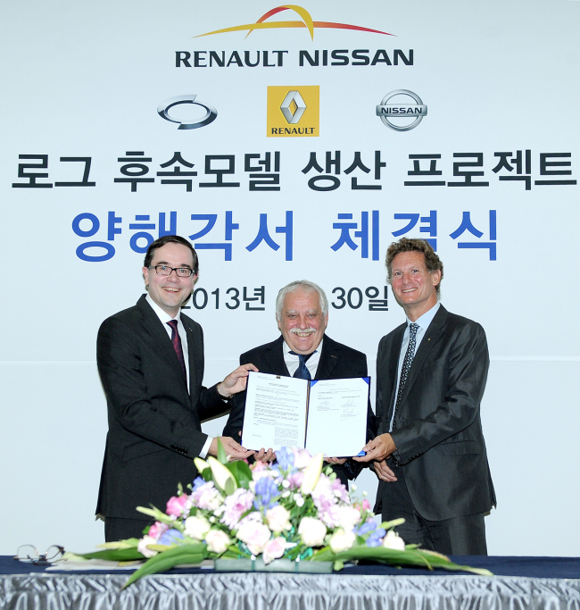 (From left) Renault Samsung Motors CEO Francois Provost, Nissan’s Management Committee Americas chairman Colin Dodge and Renault’s Asia-Pacific head Gilles Normand pose at a ceremony to conclude an MOU at RSM’s Busan plant on Monday. (RSM)