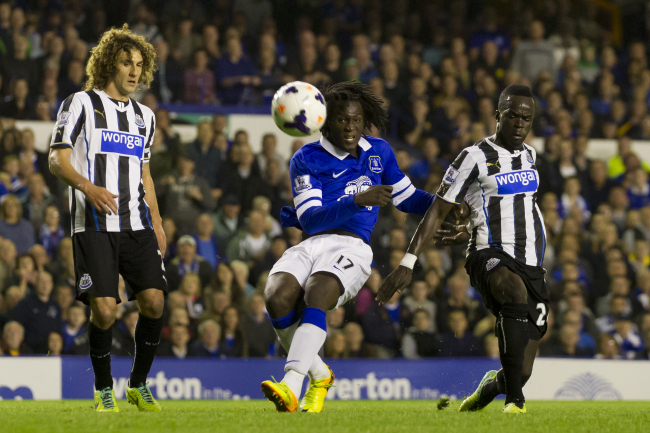 Everton’s Romelu Lukaku shoots against Newcastle. (AP-Yonhap News)