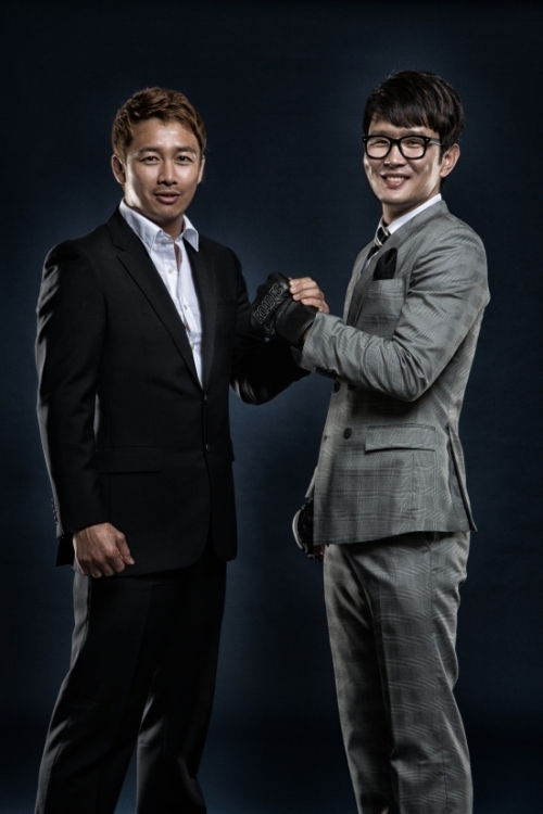 Yoon Hyung-bin (right) with Road FC CEO Jung Moon-hong. (Road FC)