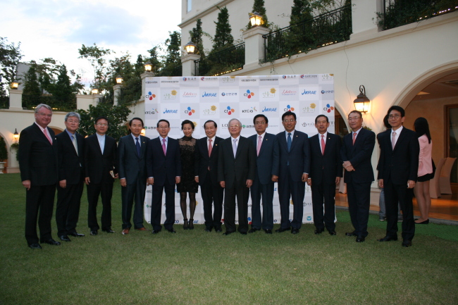 Professor Min Byoung-chul (fifth from left), chairman of the nonprofit Sunfull Movement, poses with participants including Korea Communications Committee chairman Lee Kyeong-jae (seventh from left) and CJ Group co-chairman Sohn Kyung-shik (eighth from left) at a concert at the Raum Art Center in Seoul on Monday to memorialize Sichuan quake victims. (Sunfull Movement)