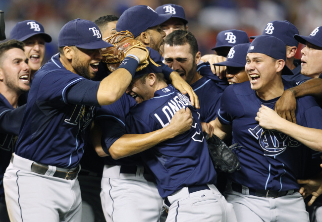 The Tampa Bay Rays celebrate after beating the Texas Rangers in Arlington, Texas, Monday. (AP-Yonhap News)