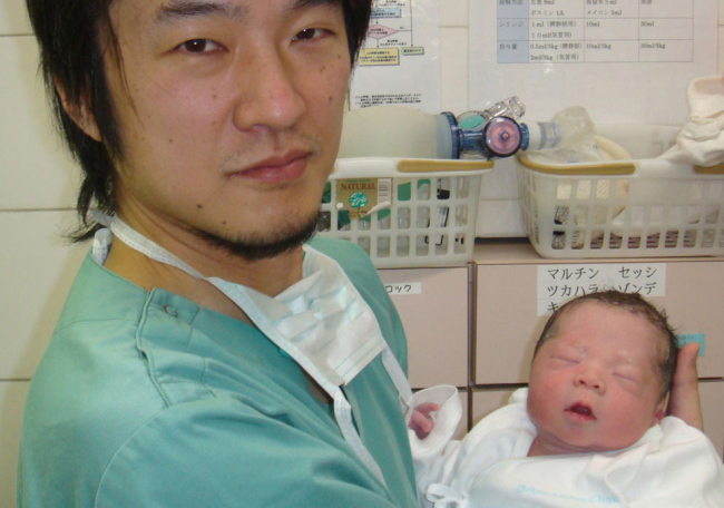 In this Dec. 28, 2012 photo provided by Dr. Kazuhiro Kawamura of the St. Marianna University School of Medicine in Kawasaki, Japan, Kawamura holds a newborn baby whose 30-year-old mother was treated for primary ovarian insufficiency, sometimes called premature menopause, in Tokyo. (AP-Yonhap News)