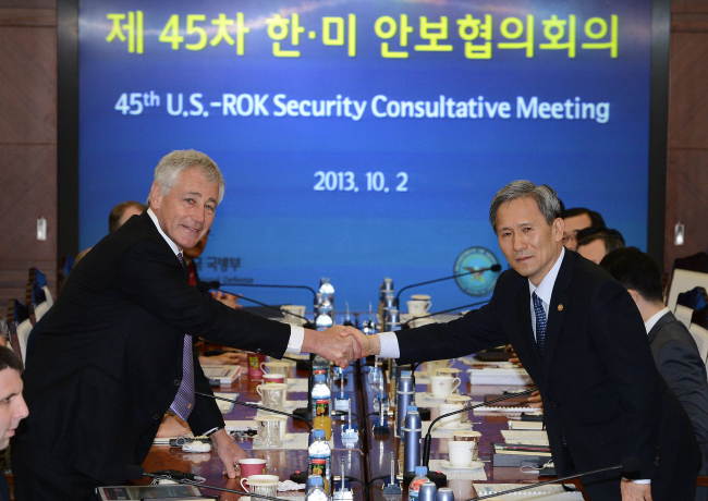 Korean Defense Minister Kim Kwan-jin and U.S. Defense Secretary Chuck Hagel shake hands before starting the Security Consultative Meeting at the Defense Ministry in Seoul on Wednesday. (Joint Press Corps.)