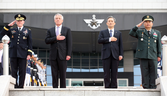 Korean Defense Minister Kim Kwan-jin (second from right), Joint Chiefs of Staff Chairman Jung Seung-jo (right), U.S. Defense Secretary Chuck Hagel (second from left) and Joint Chiefs of Staff Chairman Martin Dempsey inspect an honor guard at the Defense Ministry headquarters in Seoul on Wednesday. (Yonhap News)