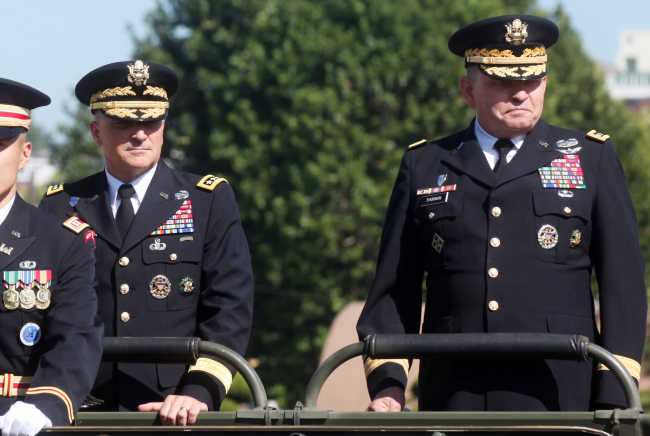 Gen. Curtis Scaparrotti (left), the new commander of the U.S. Forces Korea, and his predecessor Gen. James D. Thurman inspect the honor guards during a change-of-command ceremony at the USFK headquarters in central Seoul on Wednesday. (Yonhap News)