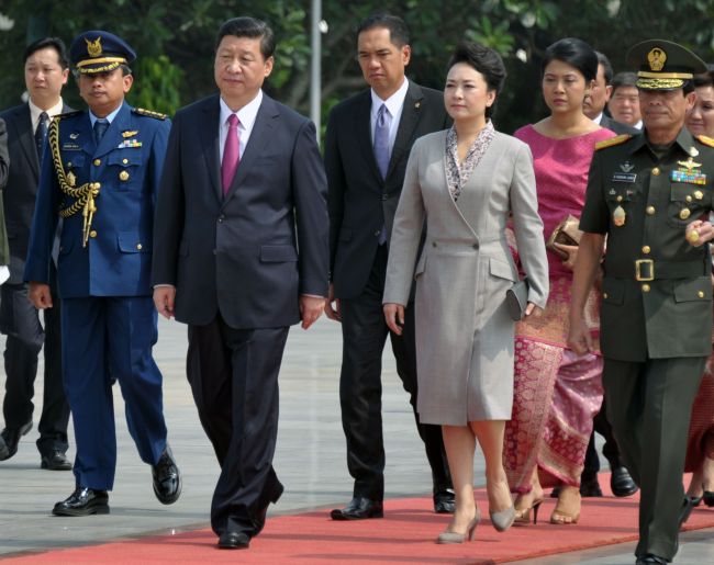 Chinese President Xi Jinping (second from left) and his spouse Peng Liyuan (second from right) arrive to pay their respects at the Hero’s Cemetery in Jakarta on Thursday. (AFP-Yonhap News)