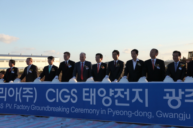 Representatives from SoloPower and CTI, and Gwangju mayor and officials attend a ceremony to break ground for the construction of a solar module plant in Gwangju on Wednesday. (SoloPower Korea)