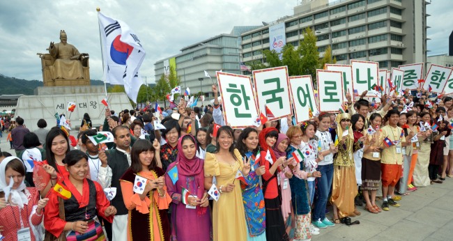 Foreign students of King Sejong Institute gather for a flash mob on Sunday in Gwanghwamun to promote their love for Hangeul, the Korean alphabet, on the occasion of Hangeul Day this Wednesday. (Related story, photo on Page 16) (Kim Myung-sub/The Korea Herald)