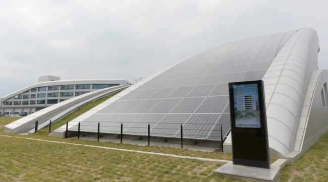 Photovoltaic panels of the green-city convention center in Gangneung, Gangwon Province, generate an average of 492kWh a day, and 180,000 kWh a year. (SK C&C)