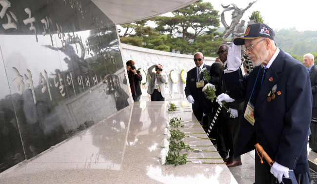 Korean War veterans from seven countries including Australia and Turkey visit the Seoul National Cemetery on Tuesday. (Ahn Hoon/The Korea Herald)