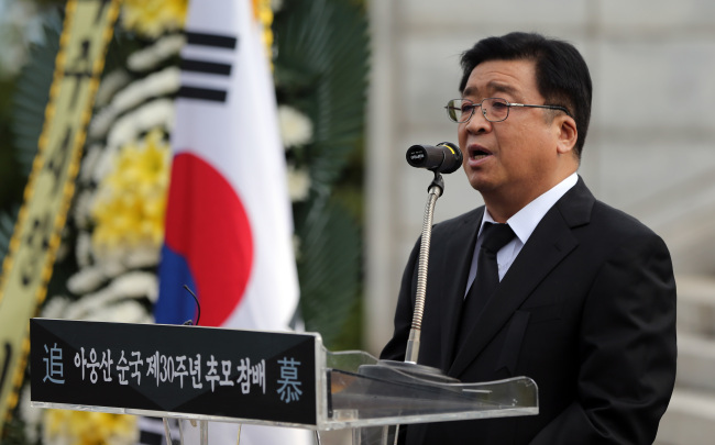 Kwon Chul-hyun, who heads a committee to build a monument at the site of the Oct. 9, 1983 bombing in Rangoon, makes a speech in a memorial service in honor of the blast victims in Paju, Gyeonggi Province, Monday. (Yonhap News)