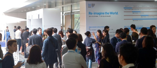 Participants wait in line for tickets at Herald Design Forum. (Kim Myung-sub/The Korea Herald)