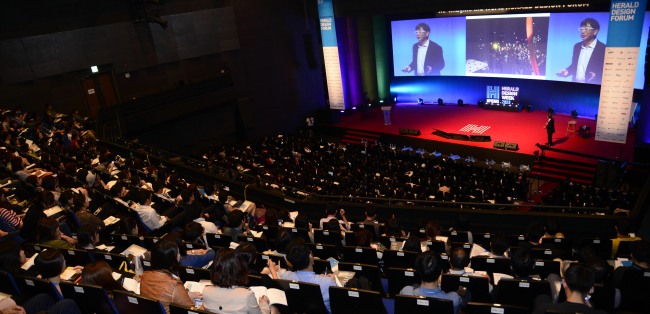 Architect Toyo Ito speaks about the social responsibility of design at the 2013 Herald Design Forum in Blue Square in Hannam-dong, Seoul, Tuesday. (Park Hae-mook/The Korea Herald)