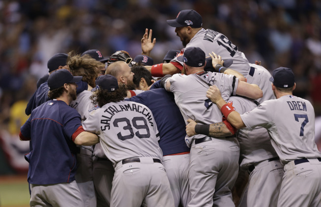 Boston Red Sox players celebrate on the field after defeating the Tampa Bay Rays in Game 4 of an American League baseball division series in St. Petersburg, Florida, Tuesday. (AP-Yonhap News)