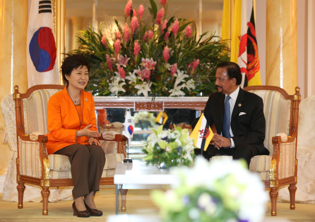 한아세안(ASEAN) 정상회의 등에 참석하기 위해 브루나이를 방문중인 박근혜 대통령이 9일 오전 브루나이 인터내셔널 컨벤션센터에서 하사날 볼키아 국왕과 정상회담을 하고 있다. (연합)
