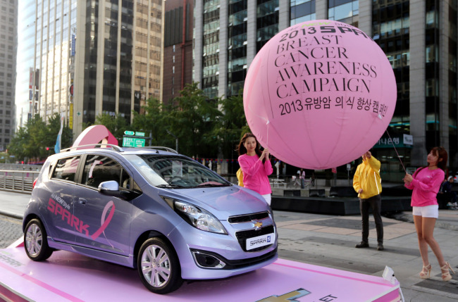 GM Korea held a two-day 2013 Pink Ribbon Campaign to help raise awareness of breast cancer at Cheonggyecheon Stream in downtown Seoul starting on Friday. (GM Korea)