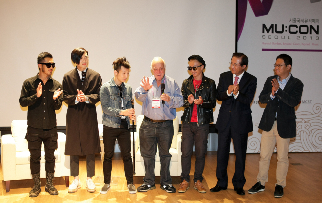 Sire Records chairman Seymour Stein (center), Korea Creative Content Agency President and CEO Hong Sang-pyo (second from right) as well as members from local punk band No Brain pose after the MU:CON keynote address on Friday at the GS Xi Gallery in Seoul. (KOCCA)